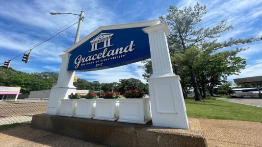Woman accused of trying to illegally auction off Graceland will remain in custody