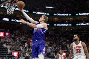 Utah Jazz forward Lauri Markkanen goes to the hoop ahead of New York Knicks center Karl-Anthony Towns (32) during the second half of an NBA basketball game, Saturday, Nov. 23, 2024, in Salt Lake City. (AP Photo/Spenser Heaps)