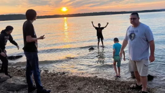 ‘Hero’ father dies while saving his young son in wildfire