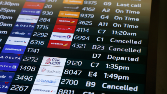 More than 700 flights nationwide canceled Saturday